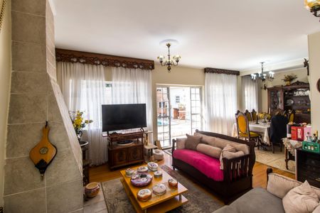 Casa de condomínio à venda com 390m², 4 quartos e 2 vagas Casa de condomínio à venda com 390m², 4 quartos e 2 vagasSala de TV