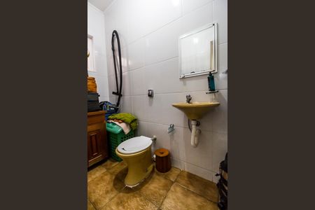 Casa de condomínio à venda com 390m², 4 quartos e 2 vagas Casa de condomínio à venda com 390m², 4 quartos e 2 vagasBanheiro de serviço