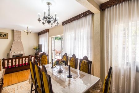 Casa de condomínio à venda com 390m², 4 quartos e 2 vagas Casa de condomínio à venda com 390m², 4 quartos e 2 vagasSala de Jantar