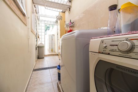 Casa de condomínio à venda com 390m², 4 quartos e 2 vagas Casa de condomínio à venda com 390m², 4 quartos e 2 vagasÁrea de Serviço