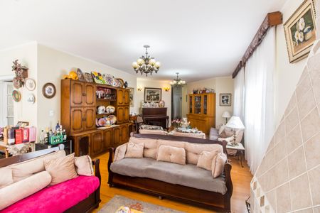 Casa de condomínio à venda com 390m², 4 quartos e 2 vagas Casa de condomínio à venda com 390m², 4 quartos e 2 vagasSala de TV