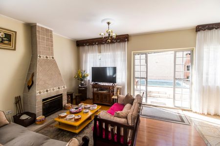 Casa de condomínio à venda com 390m², 4 quartos e 2 vagas Casa de condomínio à venda com 390m², 4 quartos e 2 vagasSala de TV