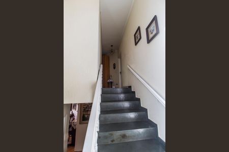 Casa de condomínio à venda com 390m², 4 quartos e 2 vagas Casa de condomínio à venda com 390m², 4 quartos e 2 vagasEscada