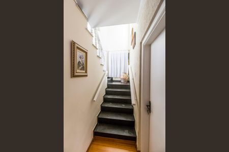 Casa de condomínio à venda com 390m², 4 quartos e 2 vagas Casa de condomínio à venda com 390m², 4 quartos e 2 vagasEscada