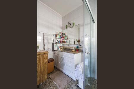 Casa de condomínio à venda com 390m², 4 quartos e 2 vagas Casa de condomínio à venda com 390m², 4 quartos e 2 vagasBanheiro da Suíte 1