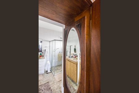 Casa de condomínio à venda com 390m², 4 quartos e 2 vagas Casa de condomínio à venda com 390m², 4 quartos e 2 vagasBanheiro da Suíte 1