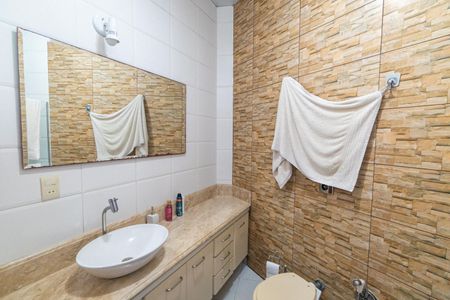 Casa à venda com 464m², 5 quartos e 5 vagas Casa à venda com 464m², 5 quartos e 5 vagasCasa 2 - Banheiro da Suite 2
