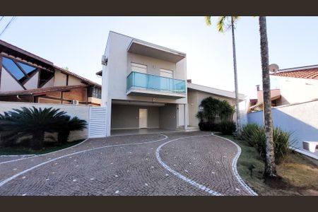 Casa de condomínio para alugar com 377m², 3 quartos e 2 vagasFachada