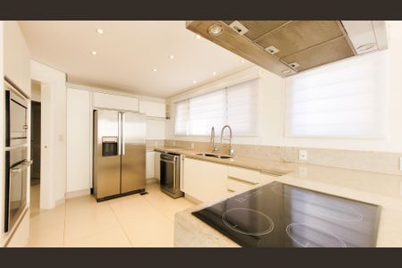 Casa de condomínio para alugar com 377m², 3 quartos e 2 vagasCozinha