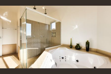 Casa de condomínio para alugar com 377m², 3 quartos e 2 vagasBanheiro da Suíte Master