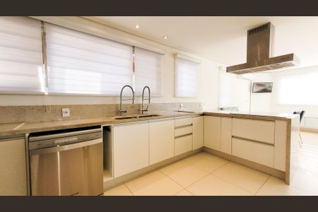 Casa de condomínio para alugar com 377m², 3 quartos e 2 vagasCozinha