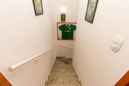 Casa de condomínio à venda com 76m², 2 quartos e 1 vagaEscada