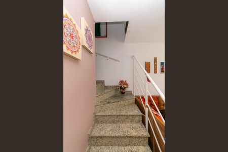 Casa de condomínio à venda com 76m², 2 quartos e 1 vagaEscada