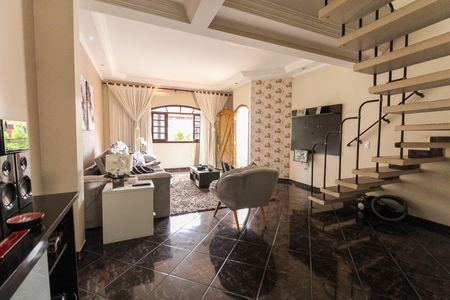 Casa à venda com 317m², 4 quartos e 8 vagas Casa à venda com 317m², 4 quartos e 8 vagasSala
