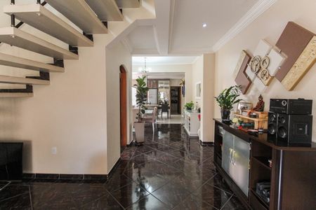 Casa à venda com 317m², 4 quartos e 8 vagas Casa à venda com 317m², 4 quartos e 8 vagasSala