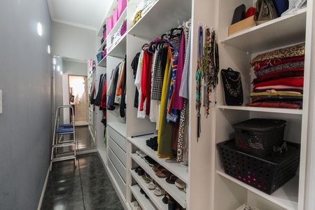 Casa à venda com 317m², 4 quartos e 8 vagas Casa à venda com 317m², 4 quartos e 8 vagasCloset do Quarto 1