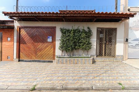 Casa à venda com 317m², 4 quartos e 8 vagas Casa à venda com 317m², 4 quartos e 8 vagasFachada