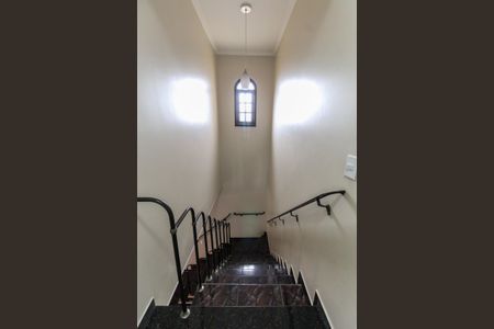 Casa à venda com 317m², 4 quartos e 8 vagas Casa à venda com 317m², 4 quartos e 8 vagasEscada