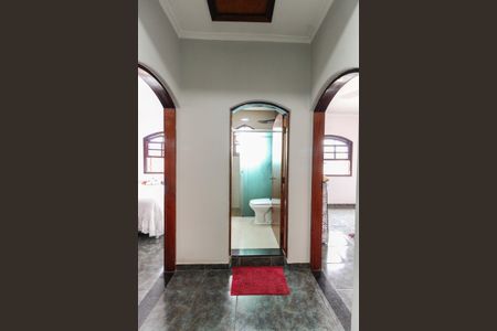 Casa à venda com 317m², 4 quartos e 8 vagas Casa à venda com 317m², 4 quartos e 8 vagasCorredor