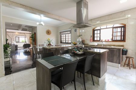 Casa à venda com 317m², 4 quartos e 8 vagas Casa à venda com 317m², 4 quartos e 8 vagasCozinha