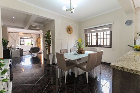 Casa à venda com 317m², 4 quartos e 8 vagas Casa à venda com 317m², 4 quartos e 8 vagasCozinha