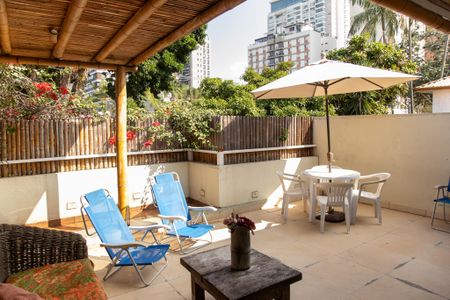 Casa à venda com 240m², 3 quartos e 1 vaga Casa à venda com 240m², 3 quartos e 1 vagaVaranda