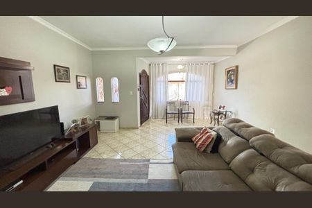 Casa à venda com 260m², 3 quartos e 5 vagas Casa à venda com 260m², 3 quartos e 5 vagasSala