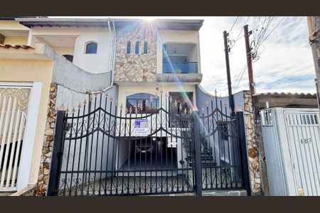 Casa à venda com 260m², 3 quartos e 5 vagas Casa à venda com 260m², 3 quartos e 5 vagasFachada