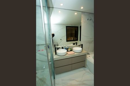 Casa de condomínio para alugar com 210m², 4 quartos e 4 vagas Casa de condomínio para alugar com 210m², 4 quartos e 4 vagasBanheiro da Suíte 1