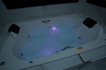 Casa de condomínio para alugar com 210m², 4 quartos e 4 vagas Casa de condomínio para alugar com 210m², 4 quartos e 4 vagasBanheira da Suíte 1