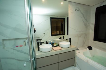 Casa de condomínio para alugar com 210m², 4 quartos e 4 vagas Casa de condomínio para alugar com 210m², 4 quartos e 4 vagasBanheiro da Suíte 1