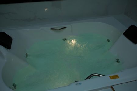 Casa de condomínio para alugar com 210m², 4 quartos e 4 vagas Casa de condomínio para alugar com 210m², 4 quartos e 4 vagasBanheira da Suíte 1