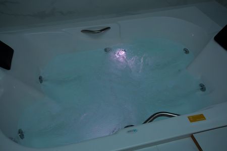 Casa de condomínio para alugar com 210m², 4 quartos e 4 vagas Casa de condomínio para alugar com 210m², 4 quartos e 4 vagasBanheira da Suíte 1