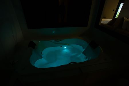 Casa de condomínio para alugar com 210m², 4 quartos e 4 vagas Casa de condomínio para alugar com 210m², 4 quartos e 4 vagasBanheira da Suíte 1