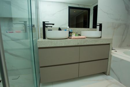 Casa de condomínio para alugar com 210m², 4 quartos e 4 vagas Casa de condomínio para alugar com 210m², 4 quartos e 4 vagasBanheiro da Suíte 1