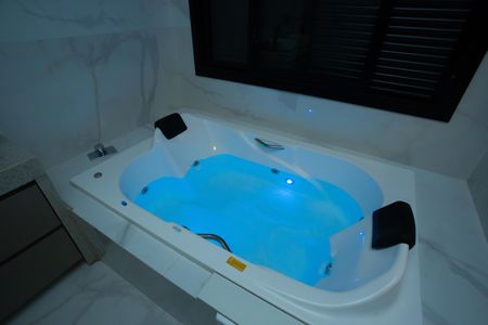 Casa de condomínio para alugar com 210m², 4 quartos e 4 vagas Casa de condomínio para alugar com 210m², 4 quartos e 4 vagasBanheira da Suíte 1