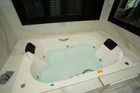 Casa de condomínio para alugar com 210m², 4 quartos e 4 vagas Casa de condomínio para alugar com 210m², 4 quartos e 4 vagasBanheira da Suíte 1