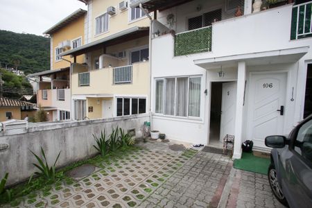 Casa de condomínio à venda com 120m², 4 quartos e 1 vaga Casa de condomínio à venda com 120m², 4 quartos e 1 vagaFachada