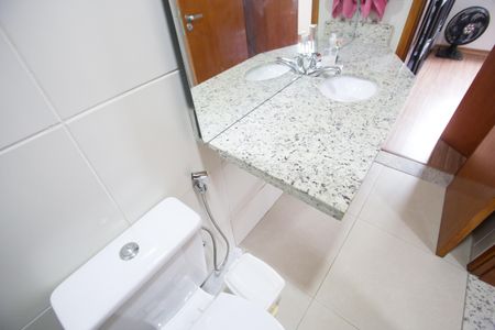 Casa de condomínio à venda com 120m², 4 quartos e 1 vaga Casa de condomínio à venda com 120m², 4 quartos e 1 vagaBanheiro da Suíte 2