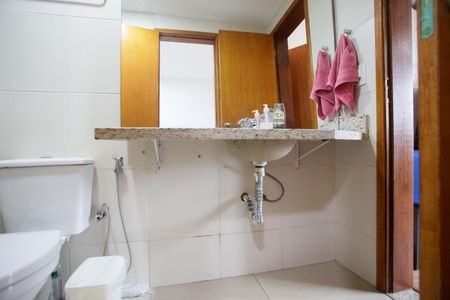 Casa de condomínio à venda com 120m², 4 quartos e 1 vaga Casa de condomínio à venda com 120m², 4 quartos e 1 vagaBanheiro da Suíte 2