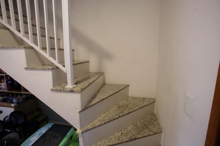 Casa de condomínio à venda com 120m², 4 quartos e 1 vaga Casa de condomínio à venda com 120m², 4 quartos e 1 vagaEscada