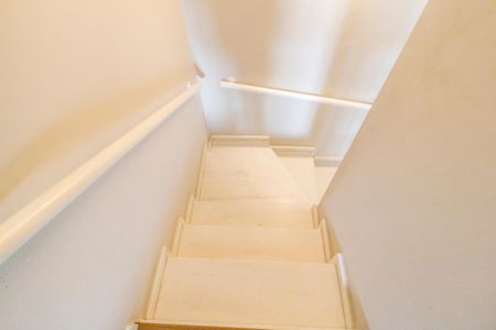 Casa à venda com 170m², 3 quartos e 2 vagas Casa à venda com 170m², 3 quartos e 2 vagasEscada
