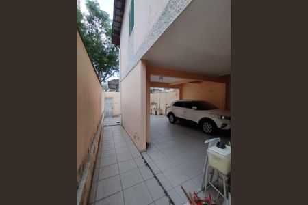 Casa à venda com 440m², 5 quartos e 4 vagas Casa à venda com 440m², 5 quartos e 4 vagasGaragem