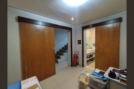 Casa à venda com 440m², 5 quartos e 4 vagas Casa à venda com 440m², 5 quartos e 4 vagasEscritório