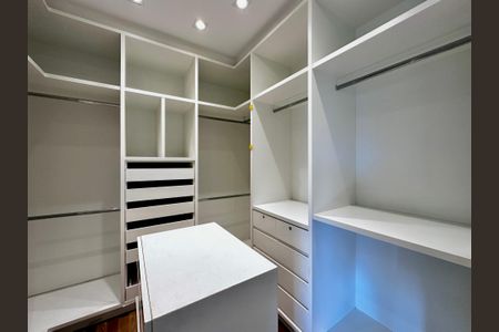 Apartamento à venda com 175m², 4 quartos e 3 vagas Apartamento à venda com 175m², 4 quartos e 3 vagasCloset Suíte 1