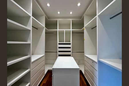 Apartamento à venda com 175m², 4 quartos e 3 vagas Apartamento à venda com 175m², 4 quartos e 3 vagasCloset Suíte 1