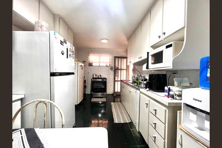 Casa à venda com 264m², 4 quartos e 4 vagas Casa à venda com 264m², 4 quartos e 4 vagasCozinha