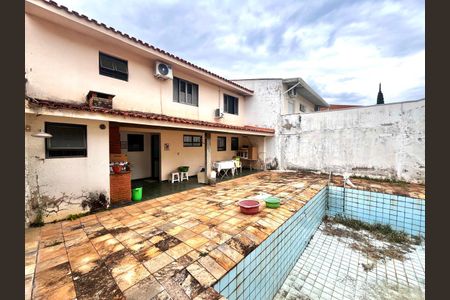 Casa à venda com 264m², 4 quartos e 4 vagas Casa à venda com 264m², 4 quartos e 4 vagasQuintal
