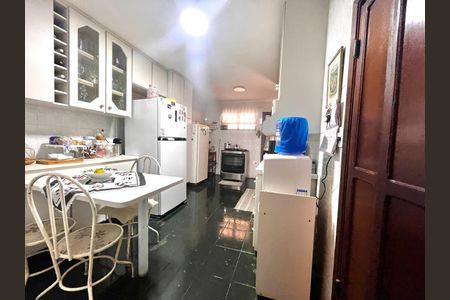 Casa à venda com 264m², 4 quartos e 4 vagas Casa à venda com 264m², 4 quartos e 4 vagasCozinha