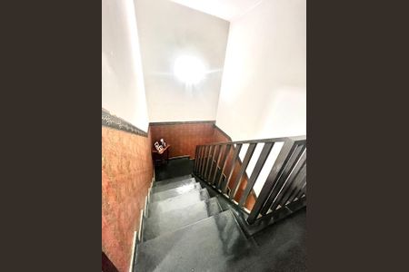 Casa à venda com 264m², 4 quartos e 4 vagas Casa à venda com 264m², 4 quartos e 4 vagasEscada